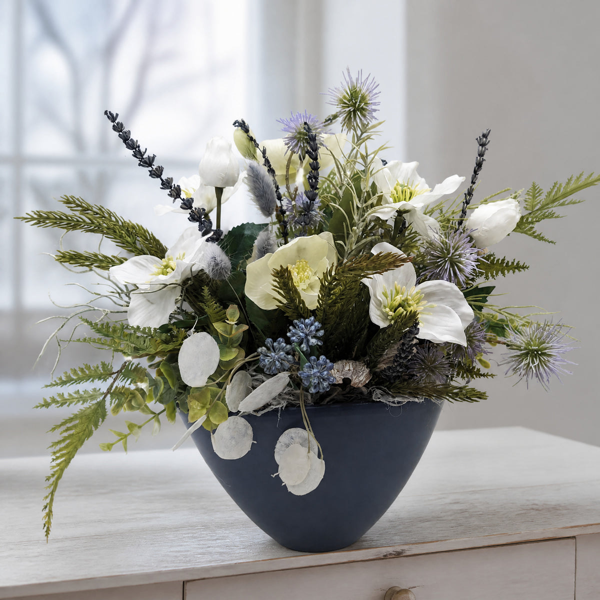 Szene Wintergesteck Christrose Distel Lavendel weiß blau