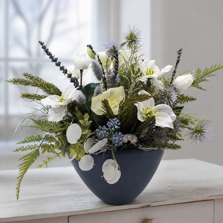 Szene Wintergesteck Christrose Distel Lavendel weiß blau