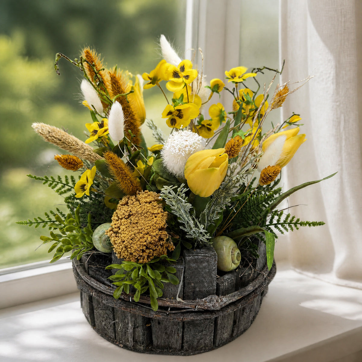 Szene Frühlingsgesteck Tulpen Hornveilchen Schnecke gelb im Rindentopf