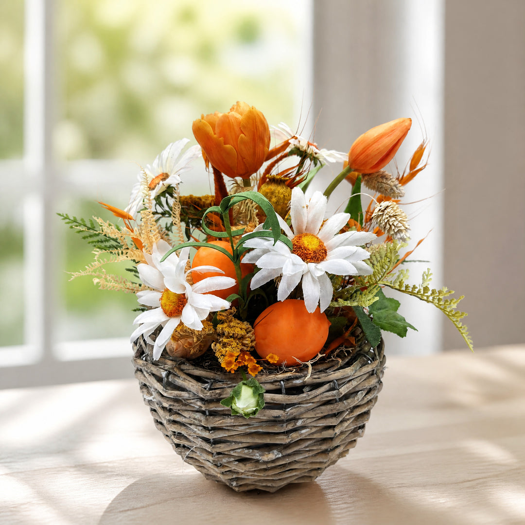 Szene Ostergesteck Ei Tulpe Margerite orange weiß im Korb