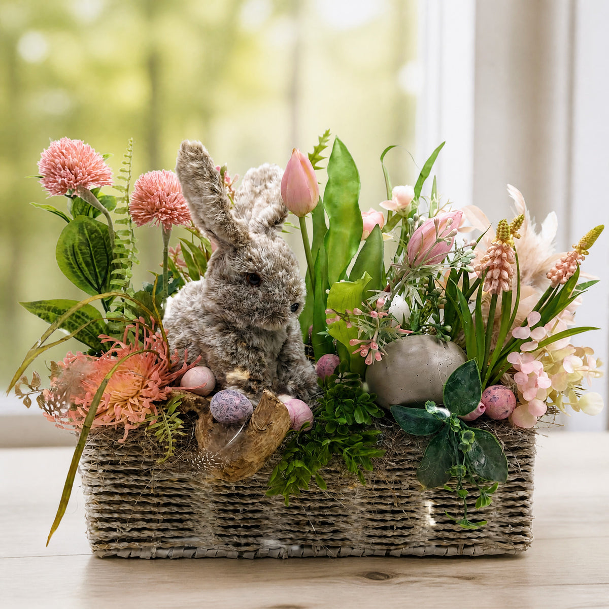 Szene Ostergesteck Hase Tulpen Eier rosa natur im Korb