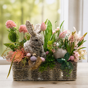 Szene Ostergesteck Hase Tulpen Eier rosa natur im Korb