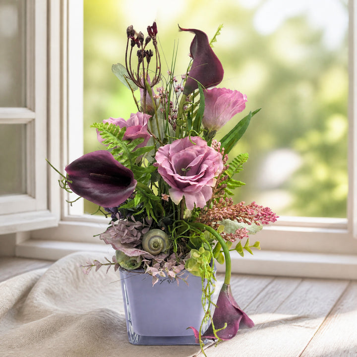 Szene Sommergesteck Schnecke Rose Calla rosa lila