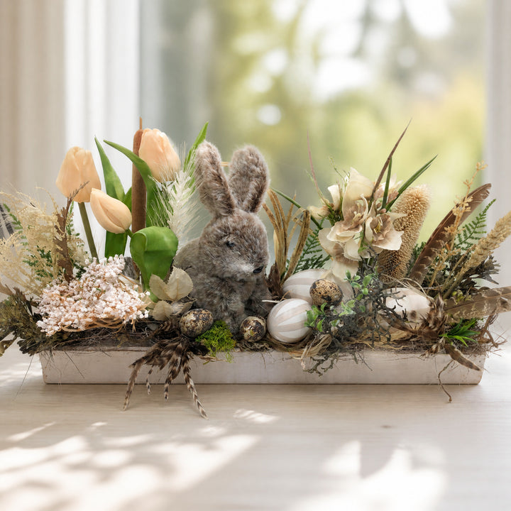 Szene Ostergesteck Hase Ei Feder Tulpen apricot creme