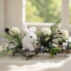 Szene Ostergesteck Hase Feder Craspedia Eier weiß grau