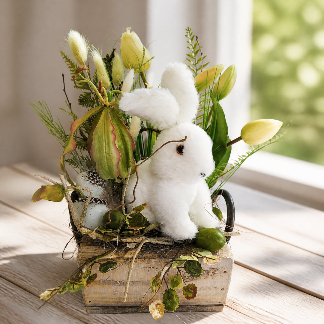 Szene Ostergesteck Hase Tulpen Federn Eier weiß gelb