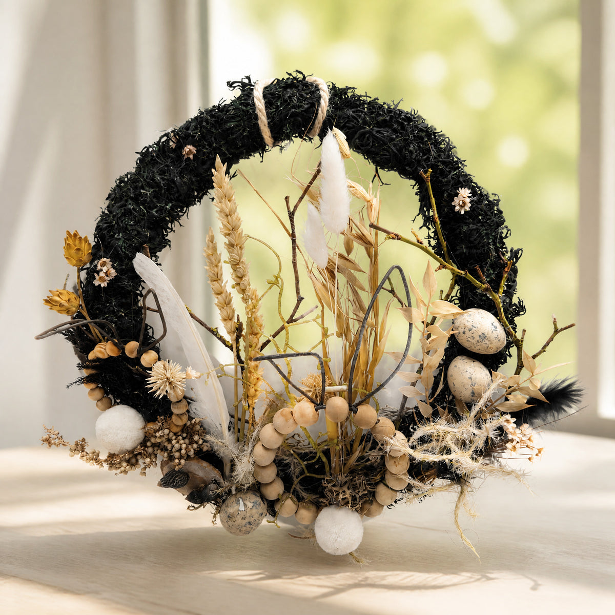 Szene Osterkranz Eier Federn Hasenschwanz Ähren creme schwarz