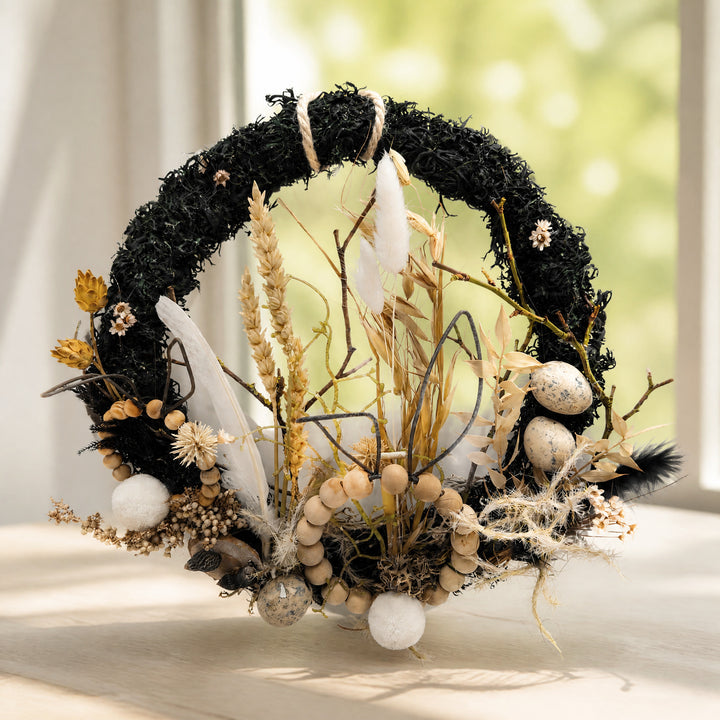 Szene Osterkranz Eier Federn Hasenschwanz Ähren creme schwarz