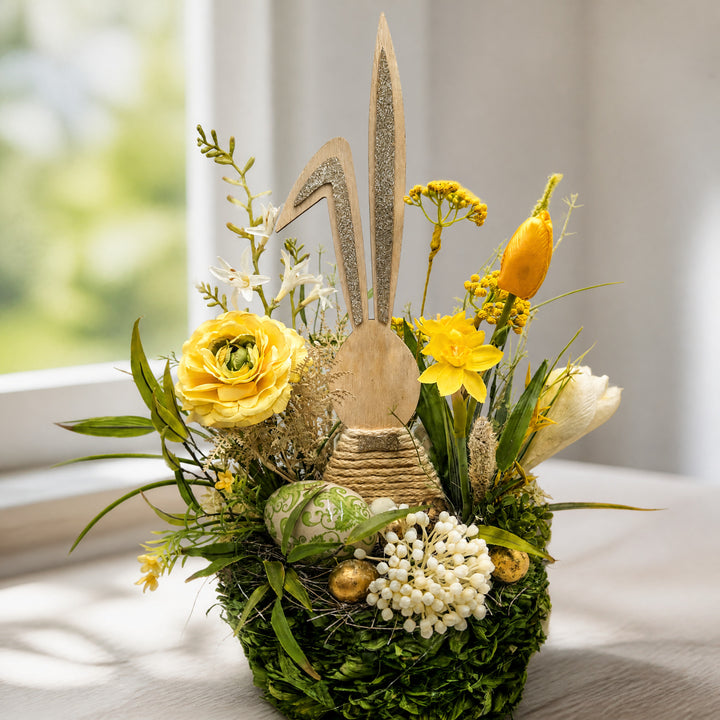 Szene Ostergesteck Hase Tulpe Ranunkel Narzisse gelb grün