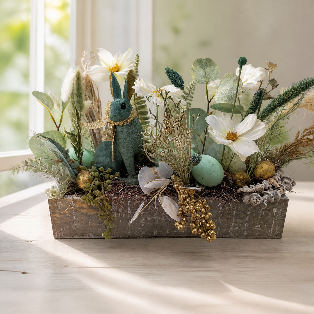 Szene Ostergesteck Hase Blüten Eukalyptus Eier grün weiß gold