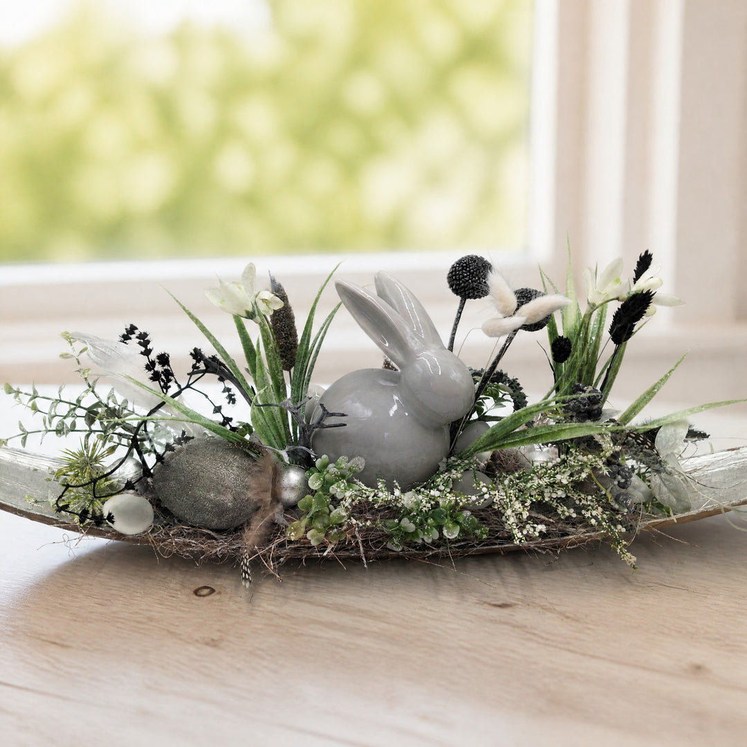 Szene Ostergesteck Hase Ei Craspedia grau silber