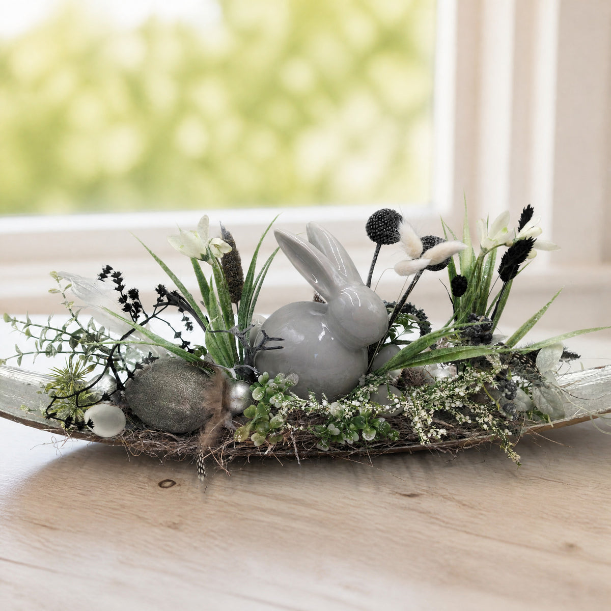 Szene Ostergesteck Hase Ei Craspedia grau silber