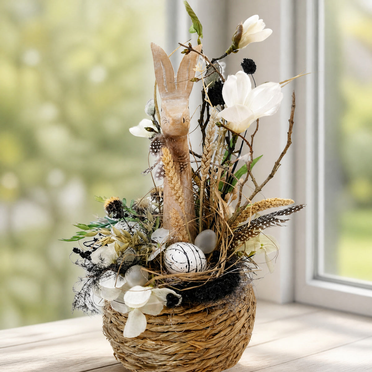 Szene Ostergesteck Holzhase Magnolie Federn Eier weiß natur
