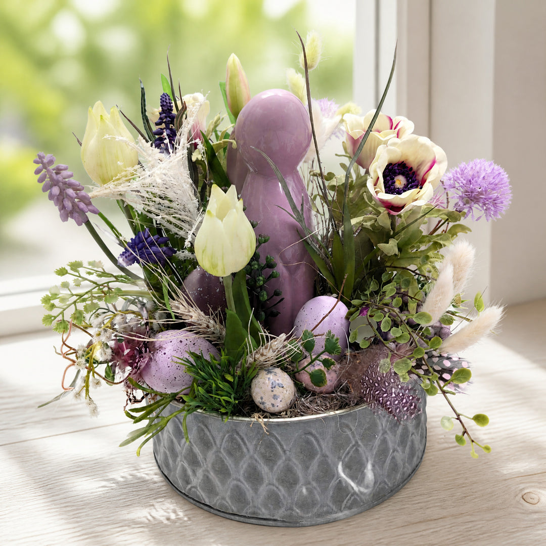 Szene Ostergesteck Hase Tulpen Eier Federn lila creme