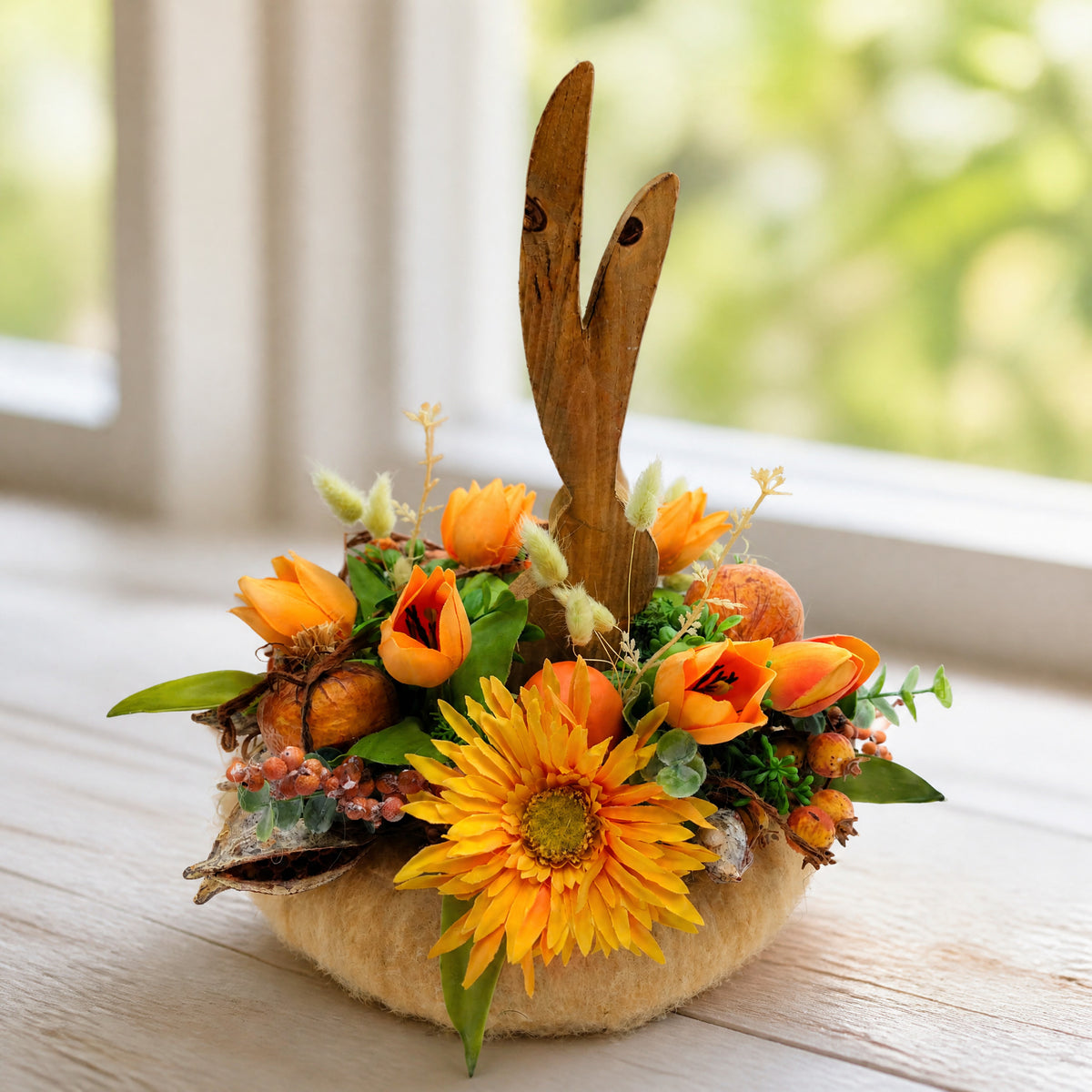 Szene Ostergesteck Holz-Hase Tulpen Gerbera orange gelb