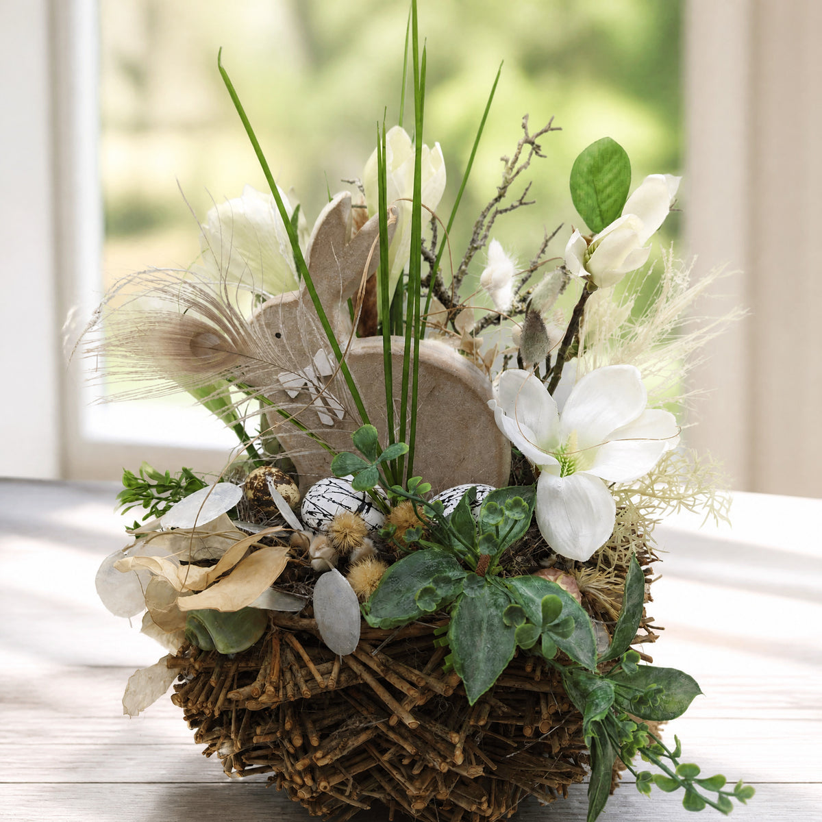 Szene Ostergesteck Hase Magnolie Pfauenfeder Eier weiß natur
