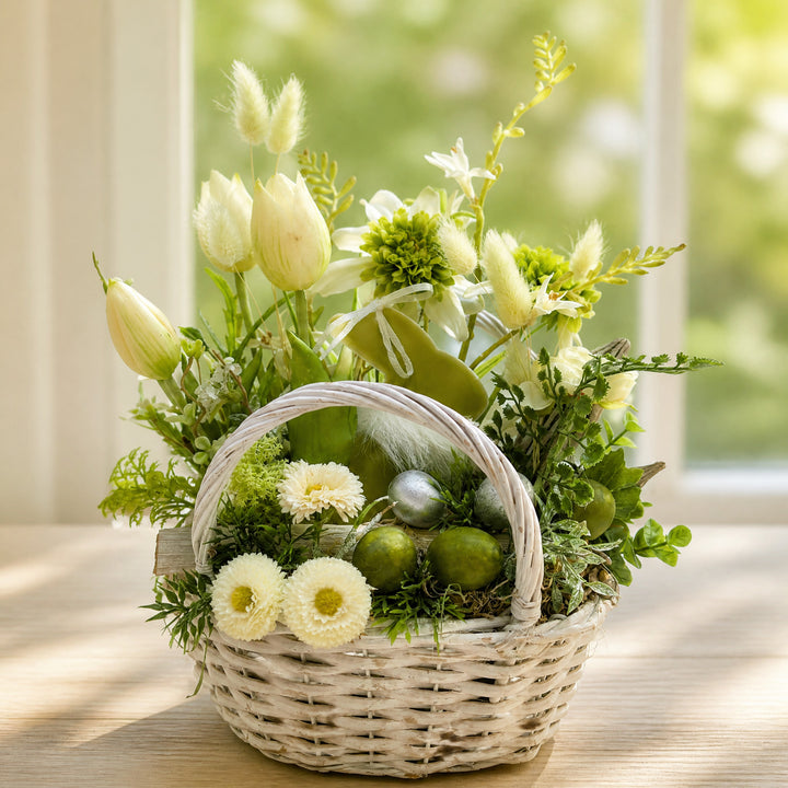 Szene Ostergesteck Korb Tulpen Bellis Eier Hase grün weiß