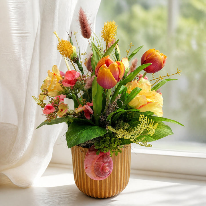 Szene Frühlingsgesteck Tulpen Schnecke im Topf rosa gelb