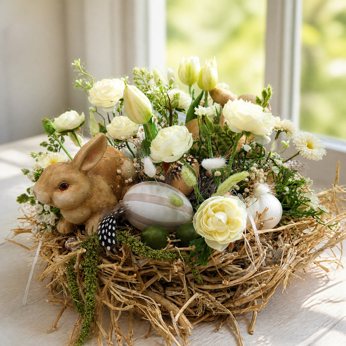 Szene Osterkranz Hasen Ranunkeln Tulpen Federn natur weiß