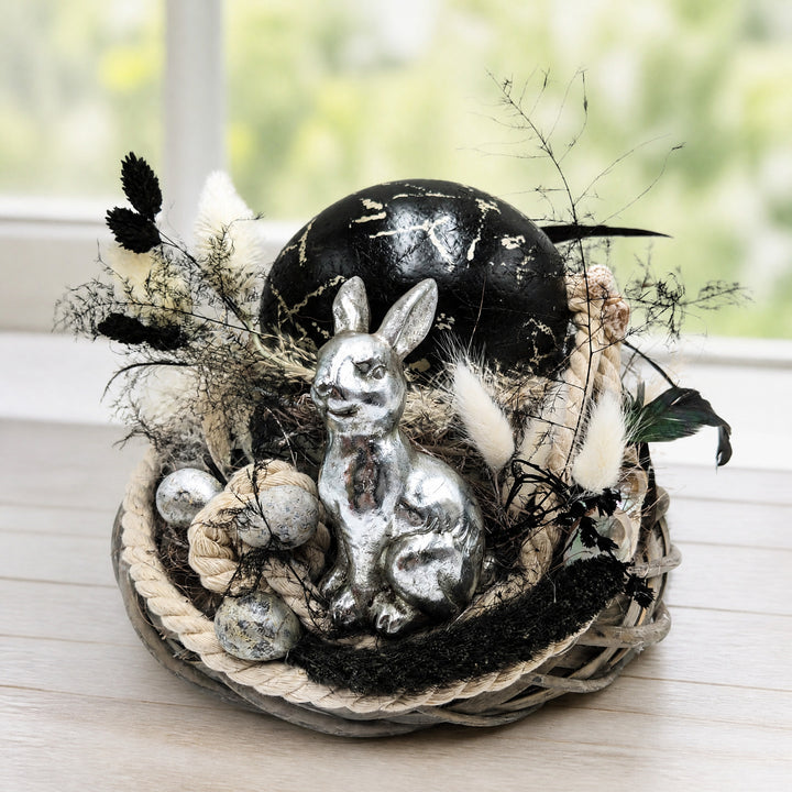 Szene Ostergesteck Hase Straußenei Federn schwarz silber im Korb