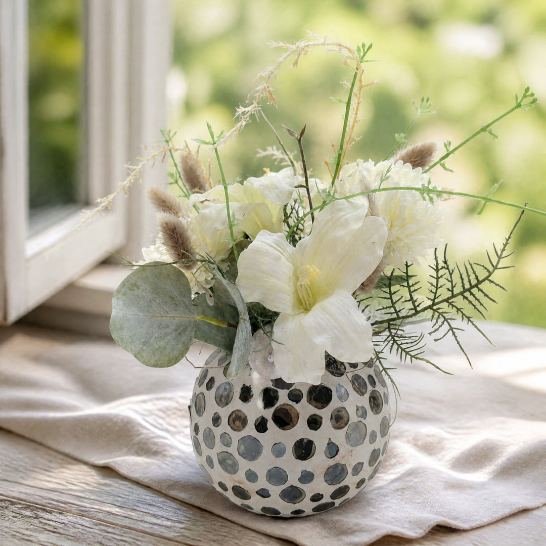 Szene Sommergesteck Callas Eukalyptus Chrysantheme weiß grün