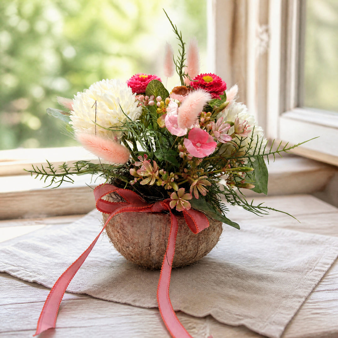 Szene Sommergesteck Bellis Chrysanthemen Gräser rosa weiß im Topf