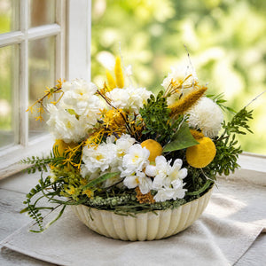 Szene Sommergesteck Zitronen Kirschblüten Gräser gelb weiß in Schale