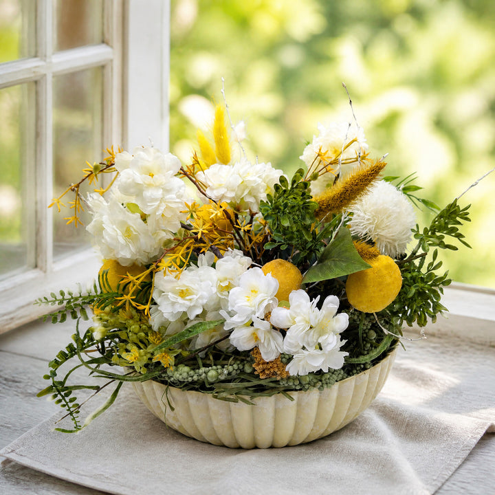 Szene Sommergesteck Zitronen Kirschblüten Gräser gelb weiß in Schale