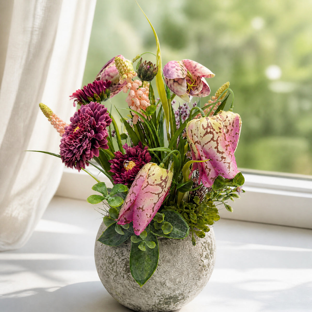 Szene Sommergesteck Bellis Schachbrettblume Hyazinthen rosa lila