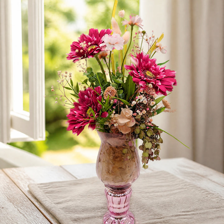 Szene Sommergesteck Gerbera Zapfen Schleierkraut rosa pink