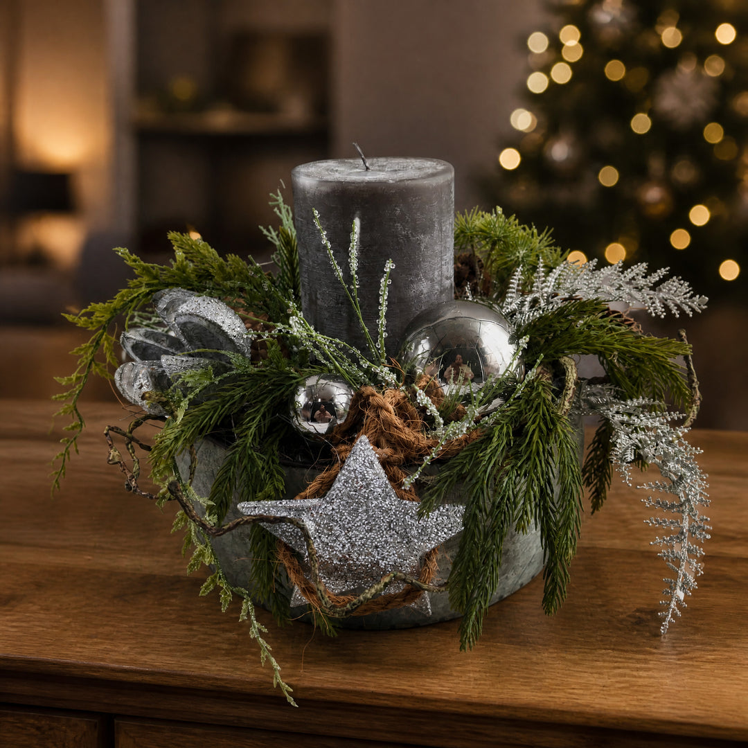 Szene Weihnachtsgesteck Kerze Kugel Stern grau silber