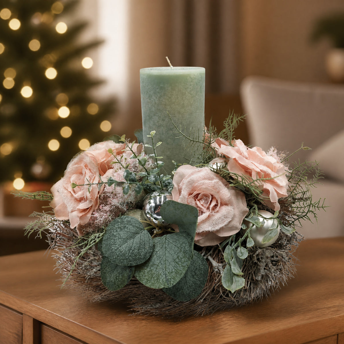 Szene Adventsgesteck Rosen Kugeln Eukalyptus mint apricot