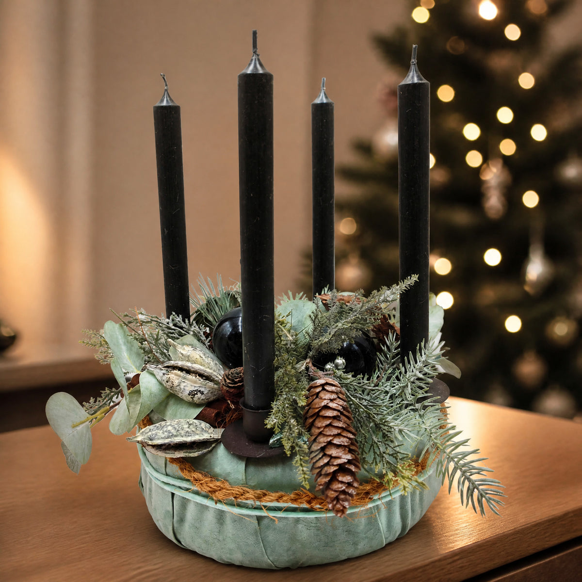 Szene Adventskranz modern Kugel Zapfen Zimt mint schwarz