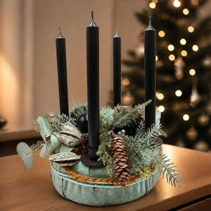 Szene Adventskranz modern Kugel Zapfen Zimt mint schwarz