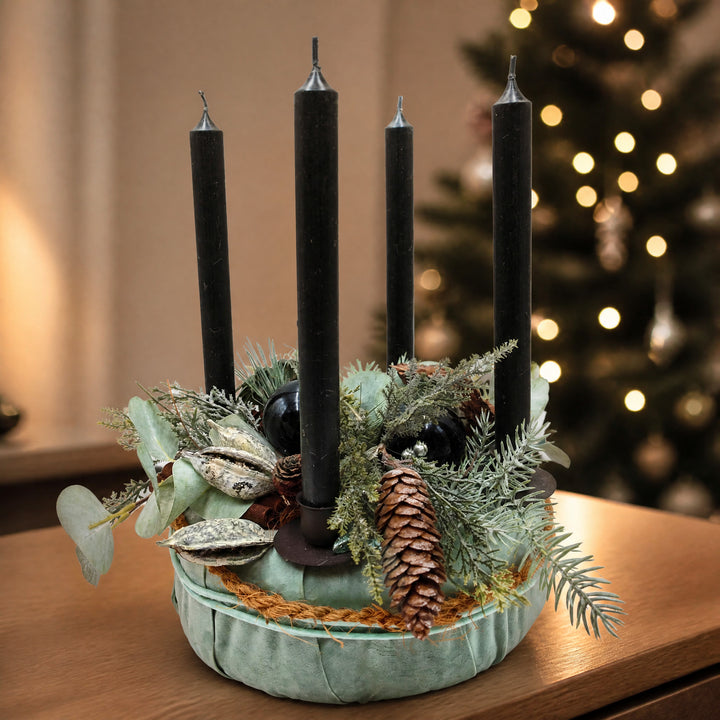 Szene Adventskranz modern Kugel Zapfen Zimt mint schwarz