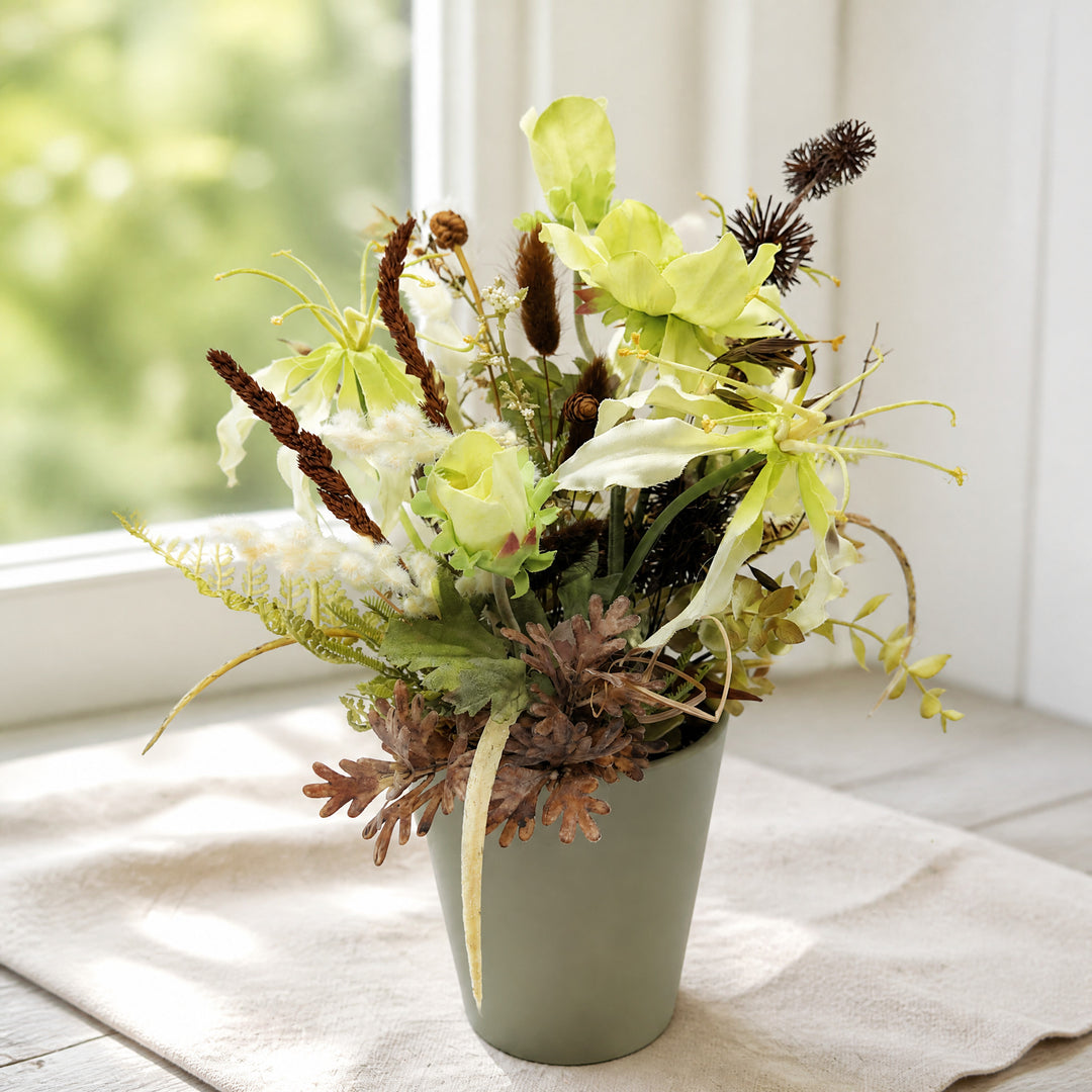 Szene Sommergesteck Anemonen Gloriosa Zapfen Gräser creme grün