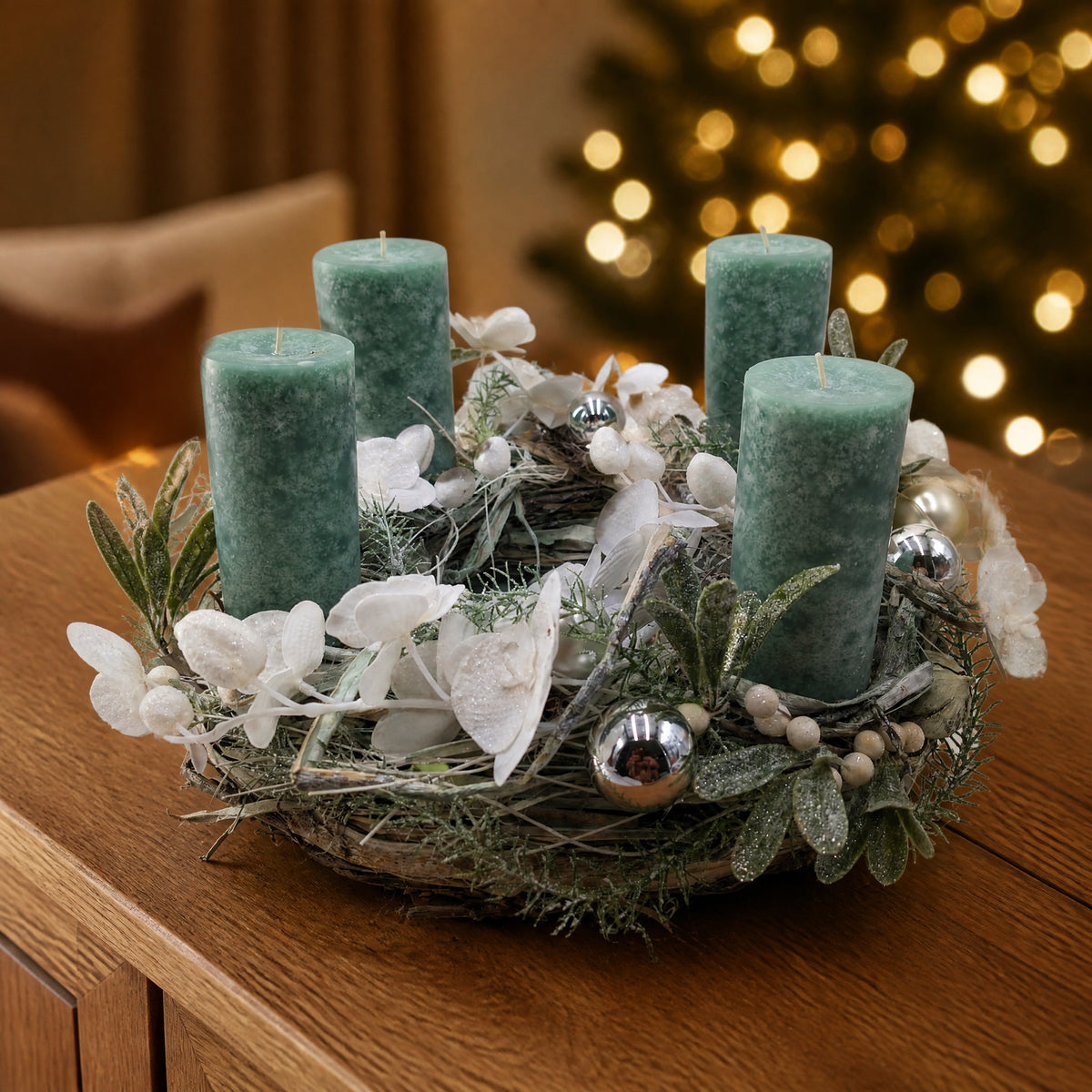 Szene Weihnachtskranz Adventskranz Orchidee Salbei Kugel mint weiß