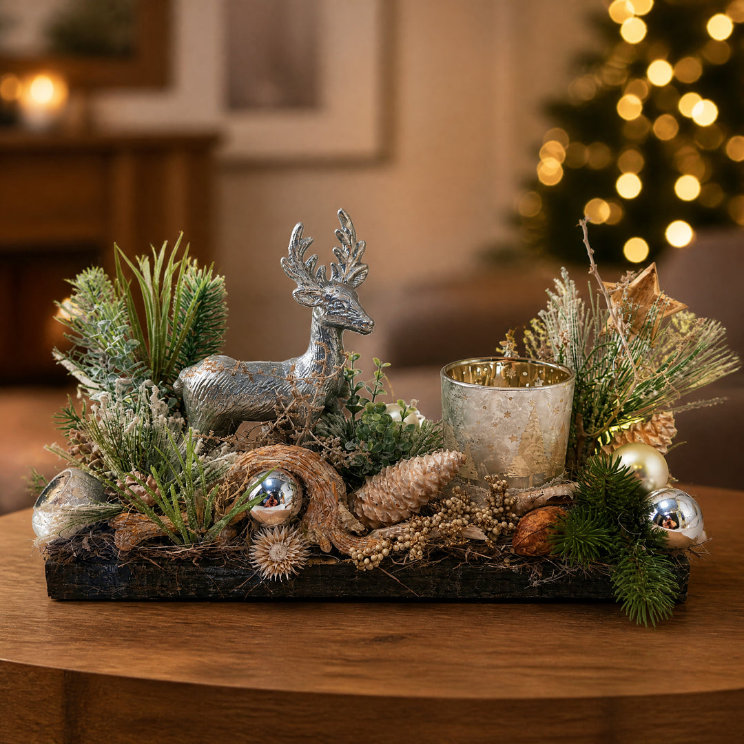 Szene Weihnachtsgesteck Teelicht Hirsch Zapfen Kugel creme silber