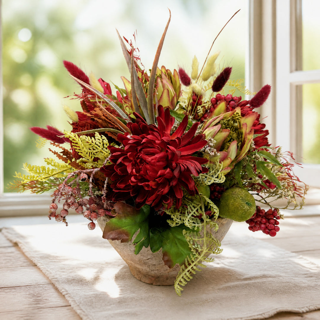 Szene Sommergesteck Dahlie Protea Birne Beeren rot grün