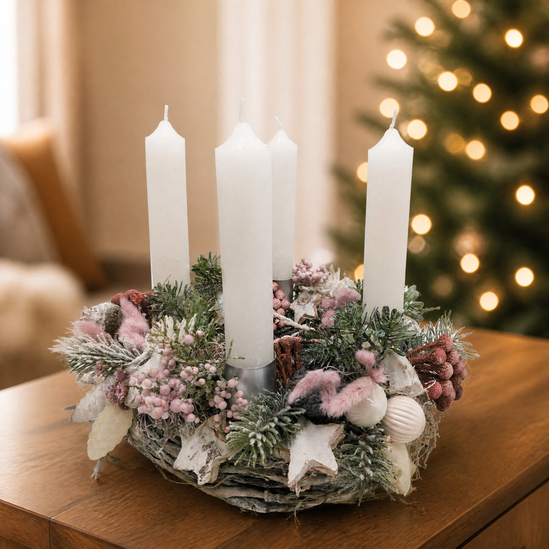 Szene Adventskranz Kerzen Kugel Stern Zapfen Beeren rosa weiß