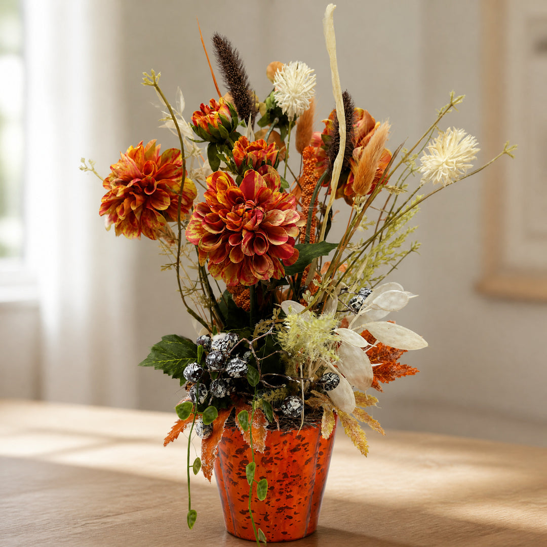 Szene Sommergesteck Dahlien Beeren Gräser orange creme