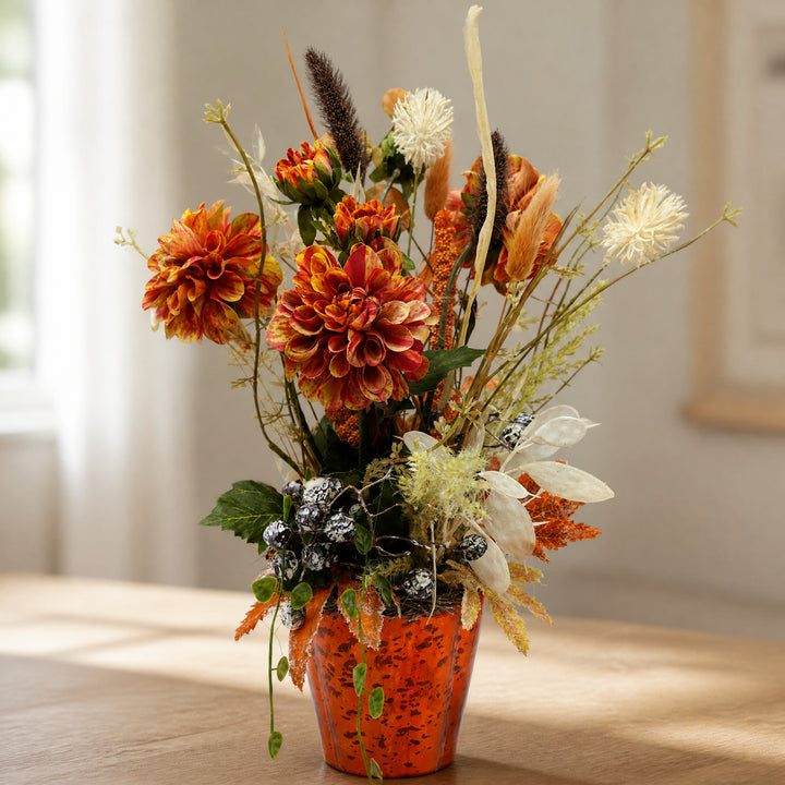 Szene Sommergesteck Dahlien Beeren Gräser orange creme