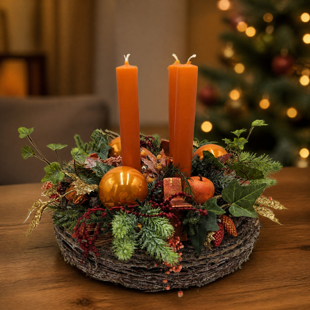 Szene Adventskranz Kerzen Kugel Apfel Efeu orange gold