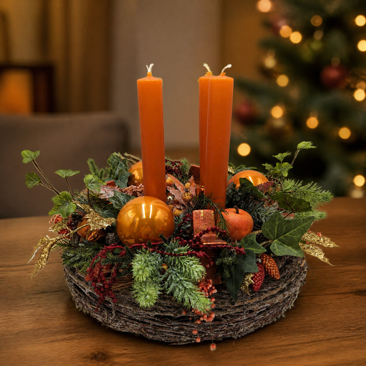 Szene Adventskranz Kerzen Kugel Apfel Efeu orange gold