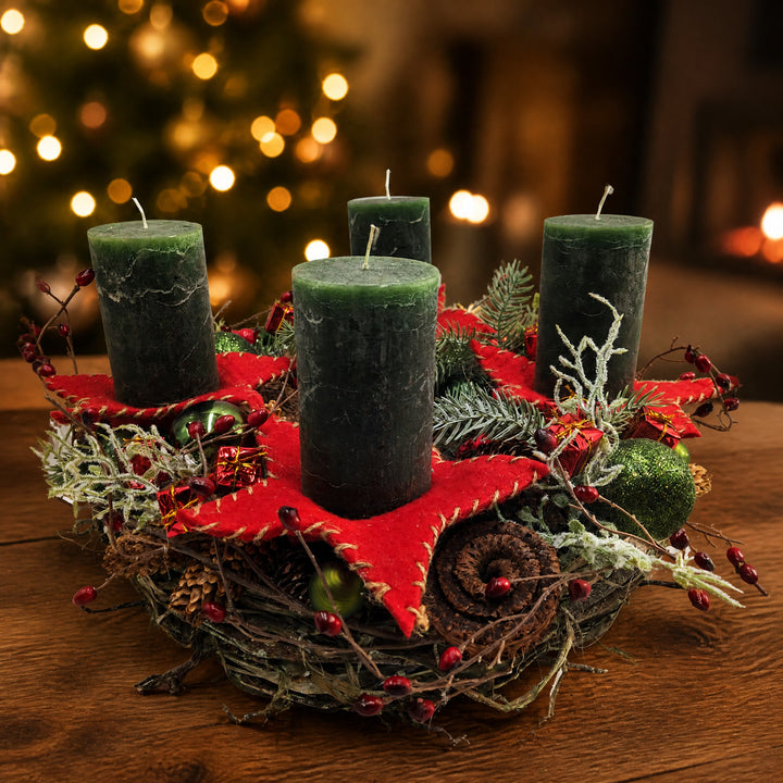 Szene Adventskranz dunkelgrün rot mit Kerzen Sternen Kugeln Zapfen