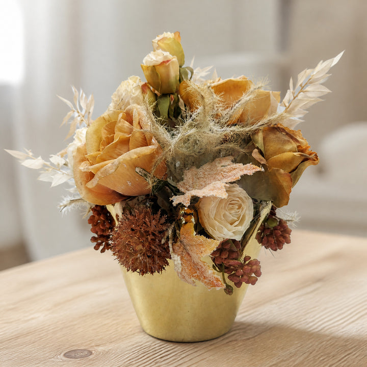 Szene Sommergesteck Rosen Beeren Blätter orange gold im Goldtopf