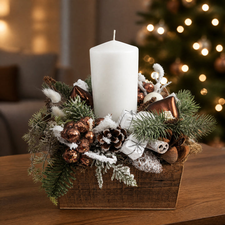 Szene Weihnachtsgesteck Zapfen Geschenk Herz Kerze braun weiß