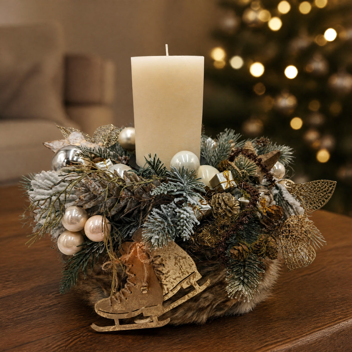 Szene Weihnachtskranz Kugeln Zapfen Schlittschuh creme gold