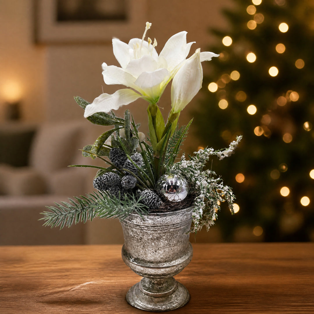 Szene Weihnachtsgesteck Amaryllis Zapfen Kugel weiß silber im Pokal