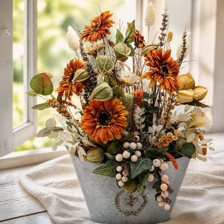 Szene Sommergesteck Gerbera Physalis Beeren orange creme im Zinktopf